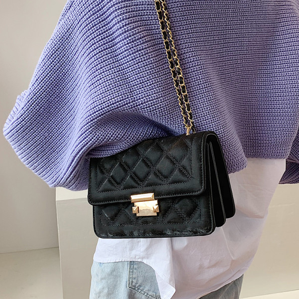 Moderna ženska torba s metalnim kopčanjem