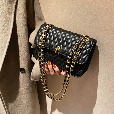 Női bőr táska fém fogantyúval