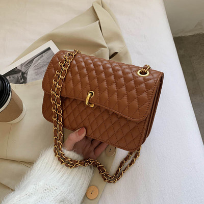 Női bőr táska fém fogantyúval