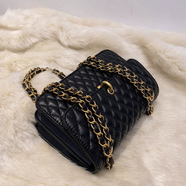 Női bőr táska fém fogantyúval