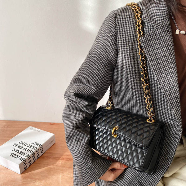 Női bőr táska fém fogantyúval