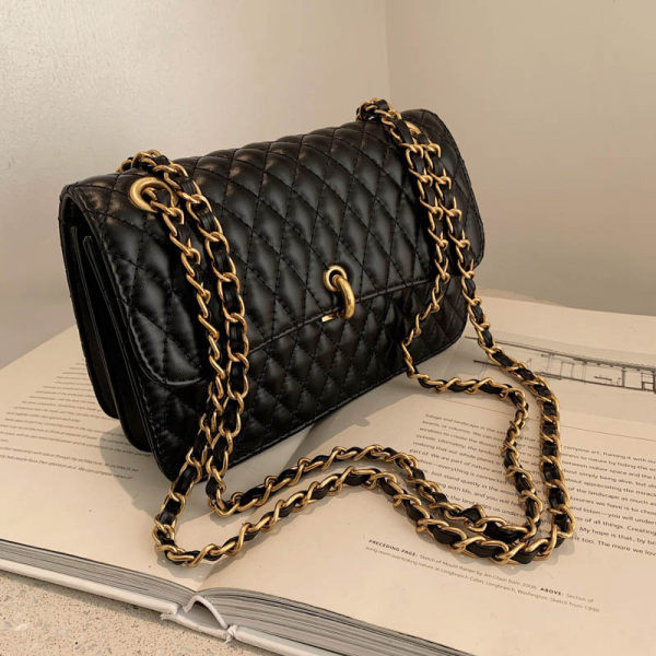 Női bőr táska fém fogantyúval