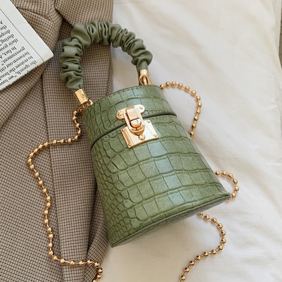 Kis női bőrtáska fém csattal és lánccal