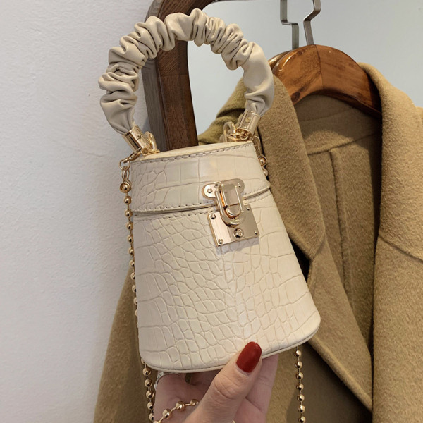 Kis női bőrtáska fém csattal és lánccal