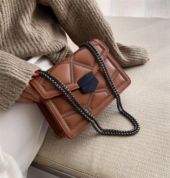 Moodne nahast kott metallist keti ja pandlaga