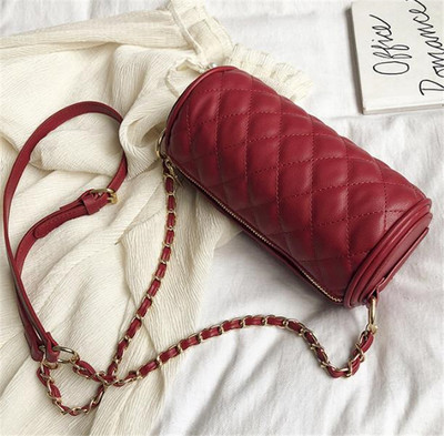 Női táska eko bőrből készült sima modell, fém fogantyúval