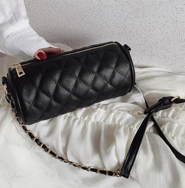 Női táska eko bőrből készült sima modell, fém fogantyúval