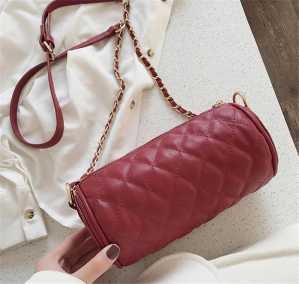 Női táska eko bőrből készült sima modell, fém fogantyúval