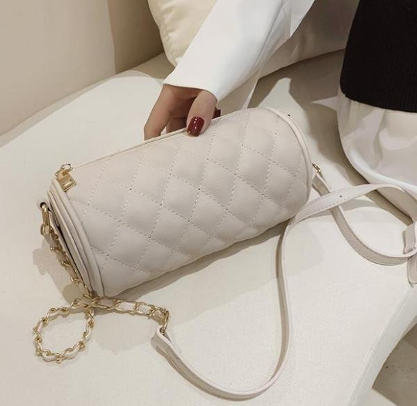 Női táska eko bőrből készült sima modell, fém fogantyúval