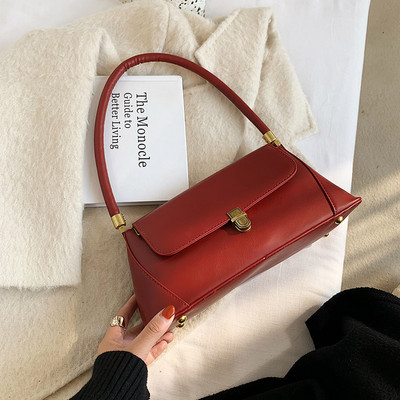 Σύγχρονη γυναικεία τσάντα με κοντή λαβή και μεταλλική στερέωση