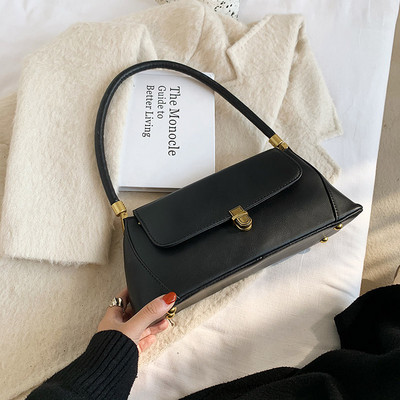 Σύγχρονη γυναικεία τσάντα με κοντή λαβή και μεταλλική στερέωση