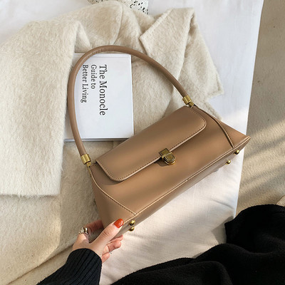 Σύγχρονη γυναικεία τσάντα με κοντή λαβή και μεταλλική στερέωση