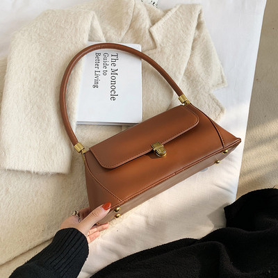 Σύγχρονη γυναικεία τσάντα με κοντή λαβή και μεταλλική στερέωση