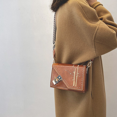 Дамска кожена чанта с бродерия и метална верижка 