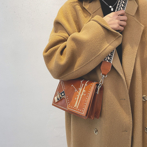 Naiste nahast kott tikandi ja metallketiga