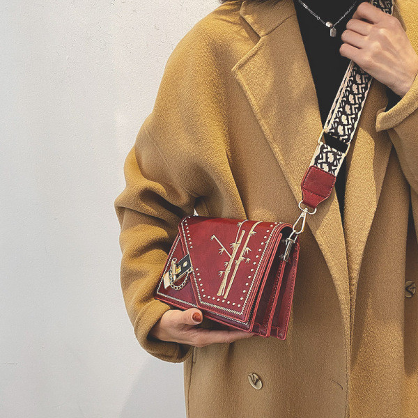 Naiste nahast kott tikandi ja metallketiga