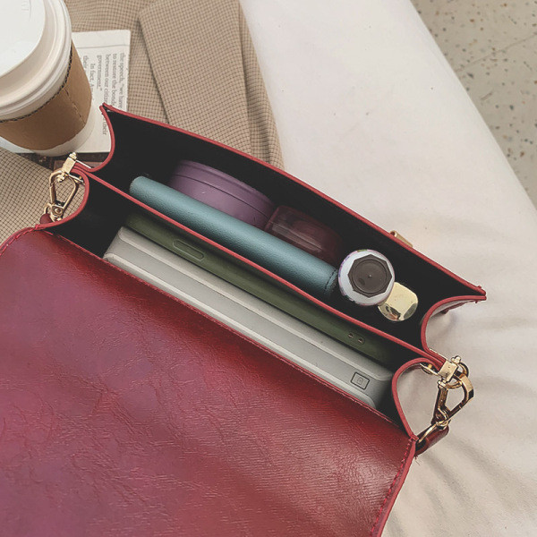 Naiste nahast kott tikandi ja metallketiga