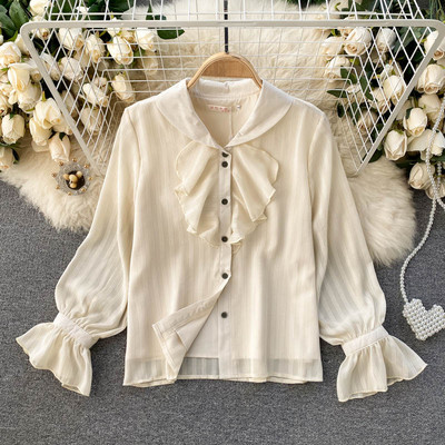 Moodne lokkide ja nööpidega naiste särk