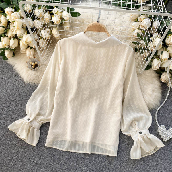 Moodne lokkide ja nööpidega naiste särk