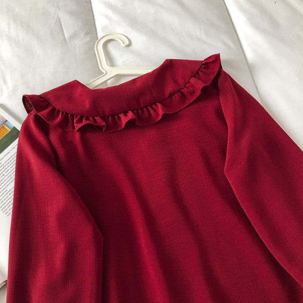 Korszerű női ing kerek nyakkivágással és gombokkal