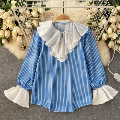 Csíkos női ing fürtökkel és ovális nyakkivágással