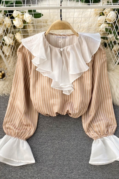 Csíkos női ing fürtökkel és ovális nyakkivágással