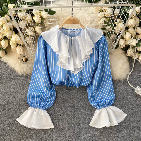 Csíkos női ing fürtökkel és ovális nyakkivágással