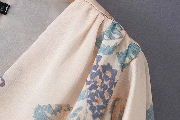 Suvine naiste särk lootosevarrukate ja spitsikaelusega