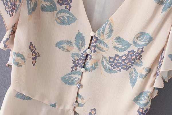 Suvine naiste särk lootosevarrukate ja spitsikaelusega