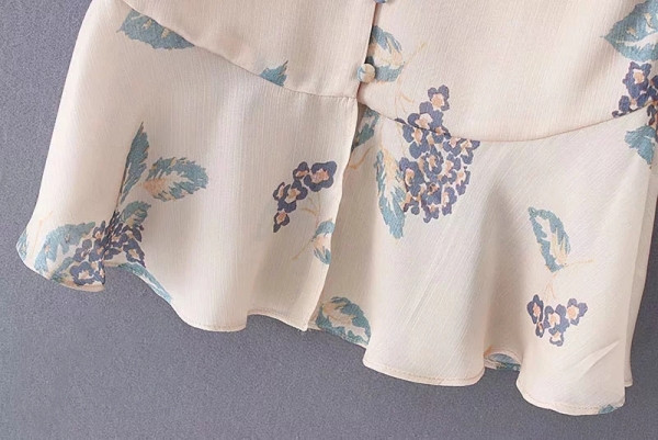 Suvine naiste särk lootosevarrukate ja spitsikaelusega