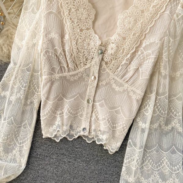 Ležerna ženska košulja od čipke sa špic izrezom i gumbima