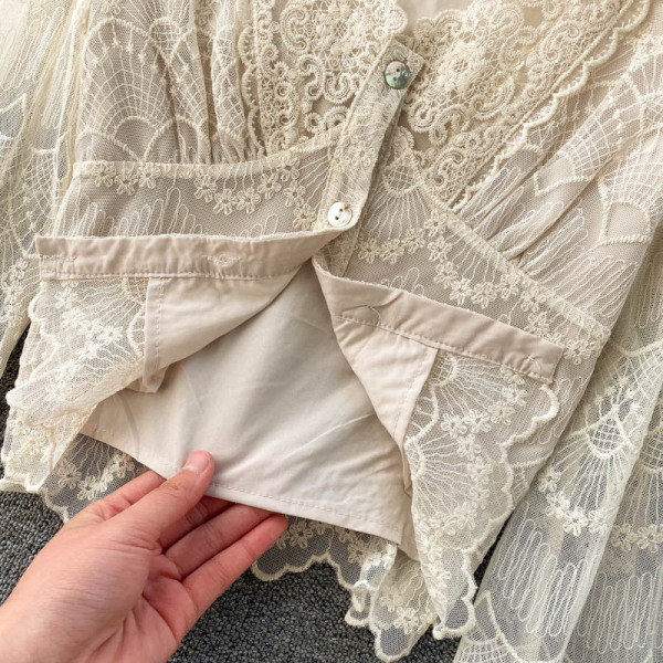 Ležerna ženska košulja od čipke sa špic izrezom i gumbima