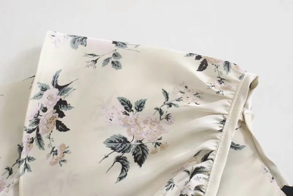 Testreszabott ing lótusz ujjakkal és fürtökkel