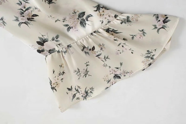 Testreszabott ing lótusz ujjakkal és fürtökkel