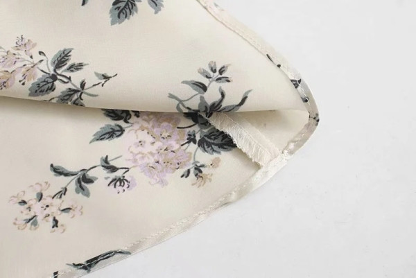 Testreszabott ing lótusz ujjakkal és fürtökkel