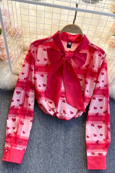 Modern női ing szívecskékkel és szalaggal a gallérján