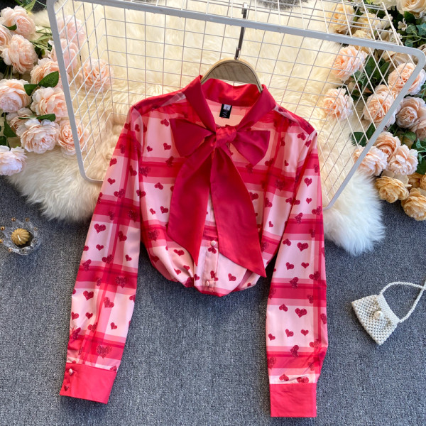 Modern női ing szívecskékkel és szalaggal a gallérján