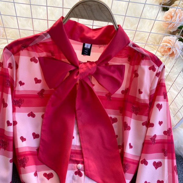 Modern női ing szívecskékkel és szalaggal a gallérján