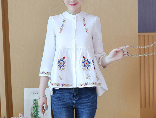 Aszimmetrikus női ing kerek nyakkivágással és hímzéssel