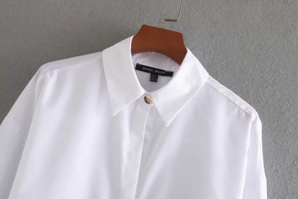 Hosszabbított ingmodell klasszikus gallérral, fehér színben