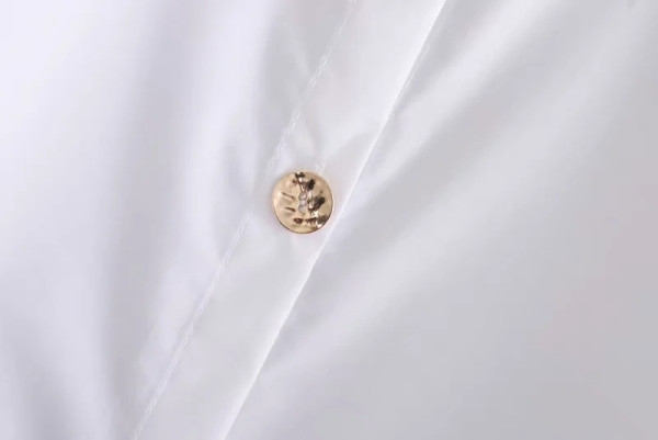 Hosszabbított ingmodell klasszikus gallérral, fehér színben