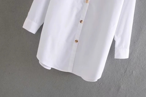 Hosszabbított ingmodell klasszikus gallérral, fehér színben