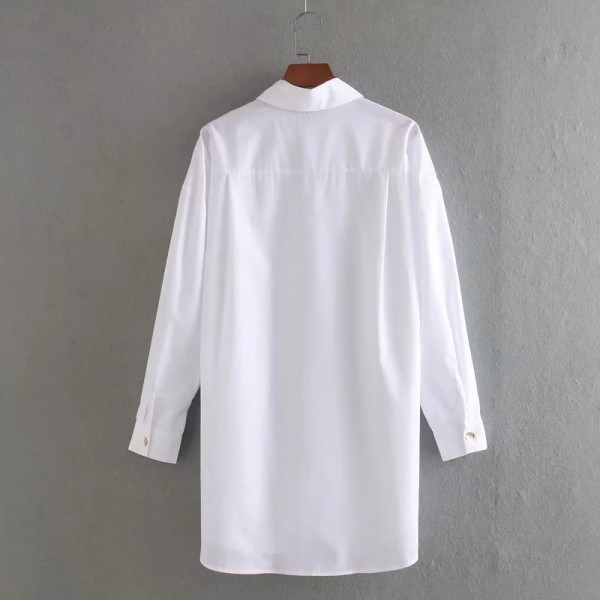 Hosszabbított ingmodell klasszikus gallérral, fehér színben