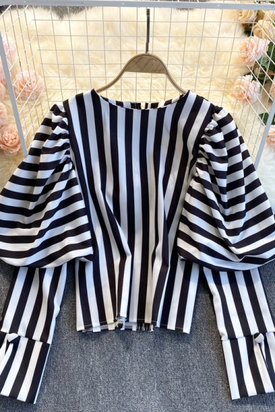 Ženska prugasta košulja širokih rukava i ovalnog dekoltea