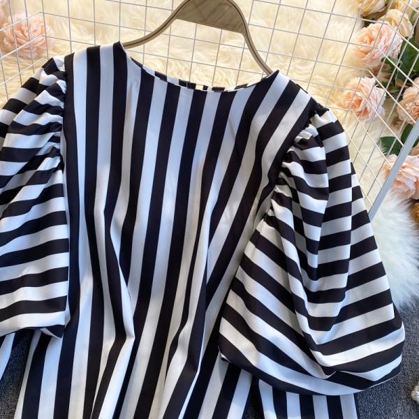 Ženska prugasta košulja širokih rukava i ovalnog dekoltea