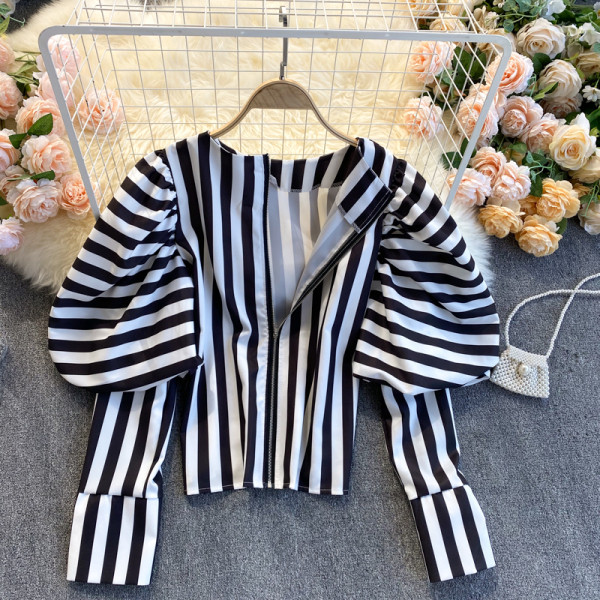 Ženska prugasta košulja širokih rukava i ovalnog dekoltea