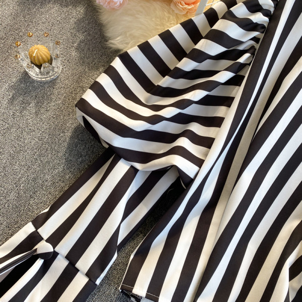 Ženska prugasta košulja širokih rukava i ovalnog dekoltea