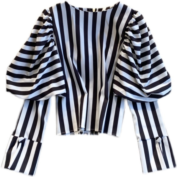 Ženska prugasta košulja širokih rukava i ovalnog dekoltea