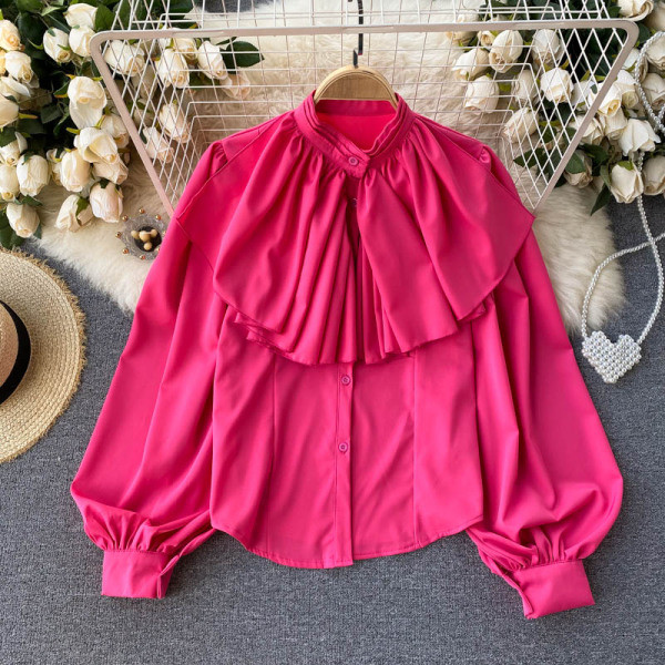 Стилна дамска риза с къдри и ниска яка