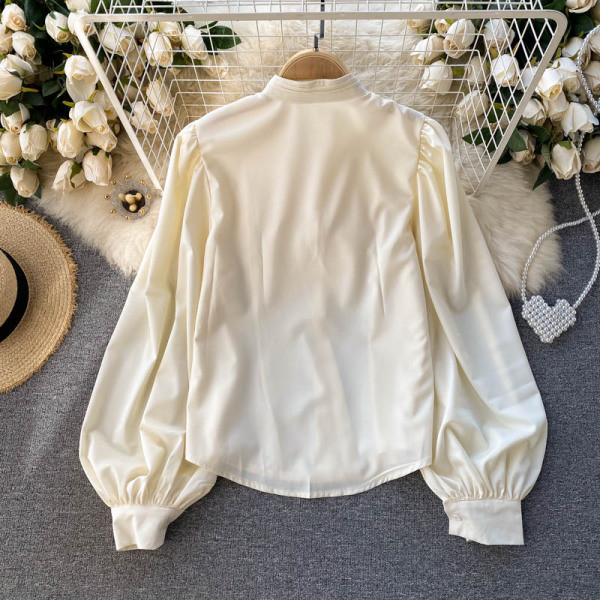 Стилна дамска риза с къдри и ниска яка